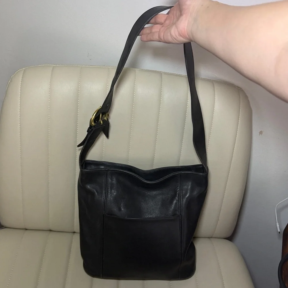 Vintage Coach Black Leather Shoulder Bag Classic Minimalist Crossbody Purse